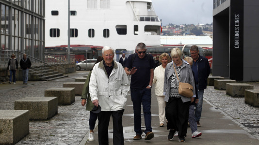 Después de esperar durante varias horas, los pasajeros recibieron permiso para bajar del barco y disfrutar de la ciudad y de lugares cercanos, como Betanzos, Ferrol o Santiago. Sanidad Exterior comprobó en el interior la situación del brote de gastroenteritis que dejó a los viajeros sin poder desembarcar en Burdeos