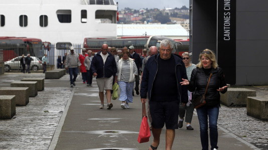 Después de esperar durante varias horas, los pasajeros recibieron permiso para bajar del barco y disfrutar de la ciudad y de lugares cercanos, como Betanzos, Ferrol o Santiago. Sanidad Exterior comprobó en el interior la situación del brote de gastroenteritis que dejó a los viajeros sin poder desembarcar en Burdeos