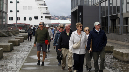 Después de esperar durante varias horas, los pasajeros recibieron permiso para bajar del barco y disfrutar de la ciudad y de lugares cercanos, como Betanzos, Ferrol o Santiago. Sanidad Exterior comprobó en el interior la situación del brote de gastroenteritis que dejó a los viajeros sin poder desembarcar en Burdeos