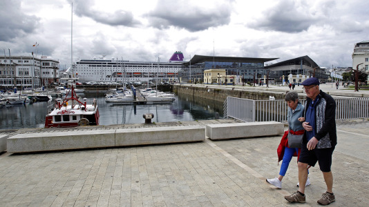 Después de esperar durante varias horas, los pasajeros recibieron permiso para bajar del barco y disfrutar de la ciudad y de lugares cercanos, como Betanzos, Ferrol o Santiago. Sanidad Exterior comprobó en el interior la situación del brote de gastroenteritis que dejó a los viajeros sin poder desembarcar en Burdeos