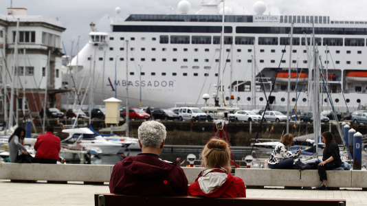 Después de esperar durante varias horas, los pasajeros recibieron permiso para bajar del barco y disfrutar de la ciudad y de lugares cercanos, como Betanzos, Ferrol o Santiago. Sanidad Exterior comprobó en el interior la situación del brote de gastroenteritis que dejó a los viajeros sin poder desembarcar en Burdeos
