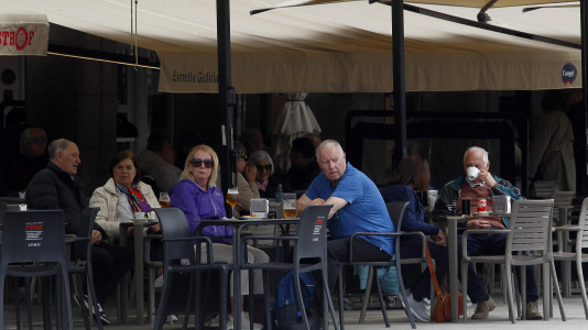 Después de esperar durante varias horas, los pasajeros recibieron permiso para bajar del barco y disfrutar de la ciudad y de lugares cercanos, como Betanzos, Ferrol o Santiago. Sanidad Exterior comprobó en el interior la situación del brote de gastroenteritis que dejó a los viajeros sin poder desembarcar en Burdeos