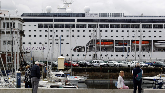 Después de esperar durante varias horas, los pasajeros recibieron permiso para bajar del barco y disfrutar de la ciudad y de lugares cercanos, como Betanzos, Ferrol o Santiago. Sanidad Exterior comprobó en el interior la situación del brote de gastroenteritis que dejó a los viajeros sin poder desembarcar en Burdeos