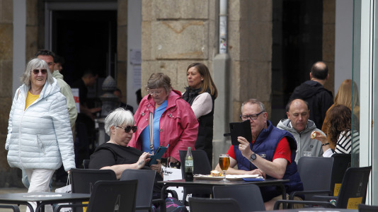 Después de esperar durante varias horas, los pasajeros recibieron permiso para bajar del barco y disfrutar de la ciudad y de lugares cercanos, como Betanzos, Ferrol o Santiago. Sanidad Exterior comprobó en el interior la situación del brote de gastroenteritis que dejó a los viajeros sin poder desembarcar en Burdeos