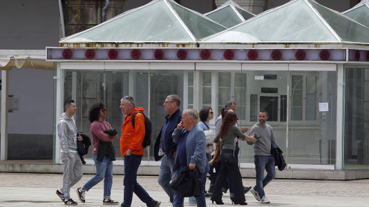 Después de esperar durante varias horas, los pasajeros recibieron permiso para bajar del barco y disfrutar de la ciudad y de lugares cercanos, como Betanzos, Ferrol o Santiago. Sanidad Exterior comprobó en el interior la situación del brote de gastroenteritis que dejó a los viajeros sin poder desembarcar en Burdeos
