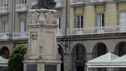 Después de esperar durante varias horas, los pasajeros recibieron permiso para bajar del barco y disfrutar de la ciudad y de lugares cercanos, como Betanzos, Ferrol o Santiago. Sanidad Exterior comprobó en el interior la situación del brote de gastroenteritis que dejó a los viajeros sin poder desembarcar en Burdeos