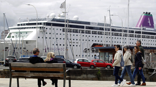 Después de esperar durante varias horas, los pasajeros recibieron permiso para bajar del barco y disfrutar de la ciudad y de lugares cercanos, como Betanzos, Ferrol o Santiago. Sanidad Exterior comprobó en el interior la situación del brote de gastroenteritis que dejó a los viajeros sin poder desembarcar en Burdeos