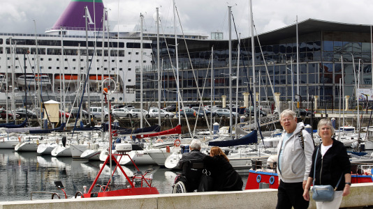 Después de esperar durante varias horas, los pasajeros recibieron permiso para bajar del barco y disfrutar de la ciudad y de lugares cercanos, como Betanzos, Ferrol o Santiago. Sanidad Exterior comprobó en el interior la situación del brote de gastroenteritis que dejó a los viajeros sin poder desembarcar en Burdeos