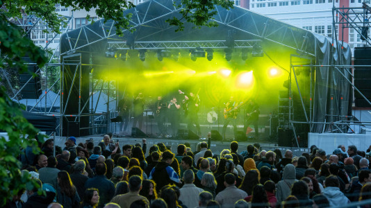 A praza de España vibrou con música durante todo o sábado previo ás Letras