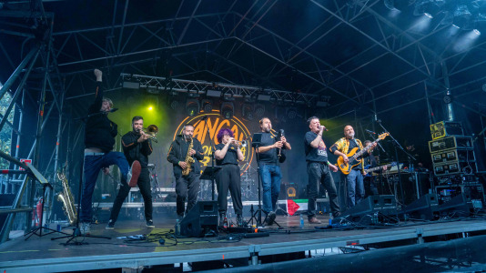 A praza de España vibrou con música durante todo o sábado previo ás Letras