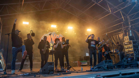 A praza de España vibrou con música durante todo o sábado previo ás Letras