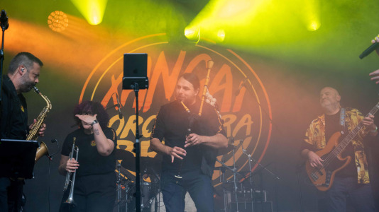 A praza de España vibrou con música durante todo o sábado previo ás Letras
