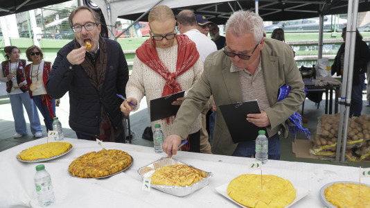 El barrio volvió a celebrar su ya tradicional certamen para elegir la mejor tortilla