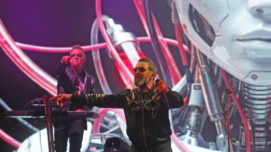 En el teatro Colón de A Coruña, el grupo más importante de la música electrónica de España,  presentó los temas de su nuevo álbum, incluido su exitoso primer lanzamiento 'Maldita Mujer'