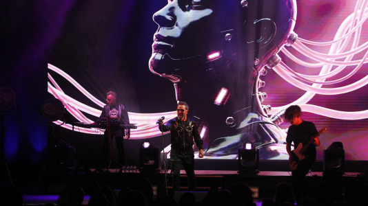 En el teatro Colón de A Coruña, el grupo más importante de la música electrónica de España,  presentó los temas de su nuevo álbum, incluido su exitoso primer lanzamiento 'Maldita Mujer'