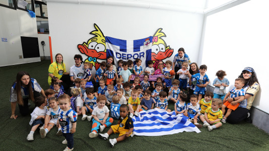 Los niños de la guardería Parrulos apoyan al Dépor