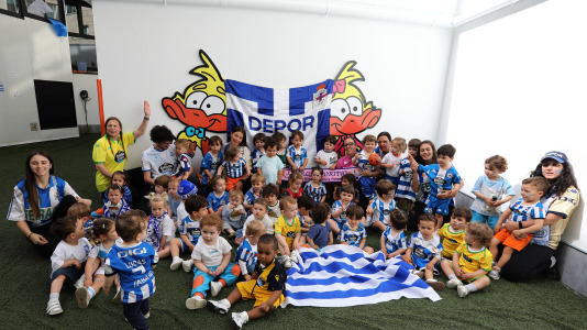 Los niños de la guardería Parrulos apoyan al Dépor