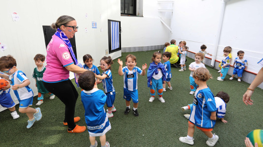 Los niños de la guardería Parrulos apoyan al Dépor