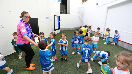 Los niños de la guardería Parrulos apoyan al Dépor