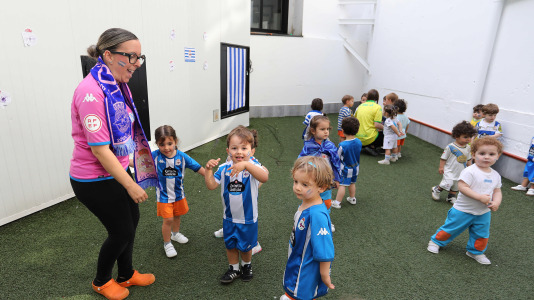 Los niños de la guardería Parrulos apoyan al Dépor