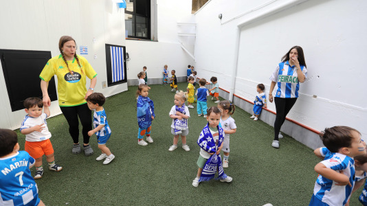 Los niños de la guardería Parrulos apoyan al Dépor