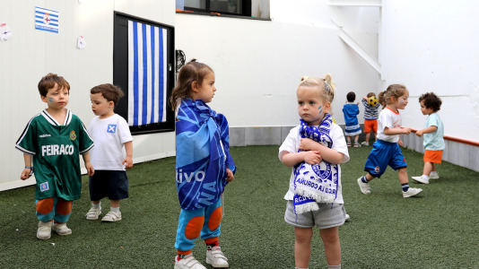 Los niños de la guardería Parrulos apoyan al Dépor