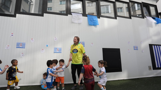 Los niños de la guardería Parrulos apoyan al Dépor
