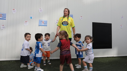 Los niños de la guardería Parrulos apoyan al Dépor