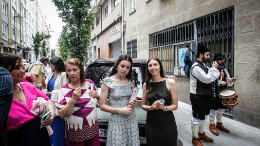 Los vecinos se vuelcan con la ceremonia de Javi y Lore