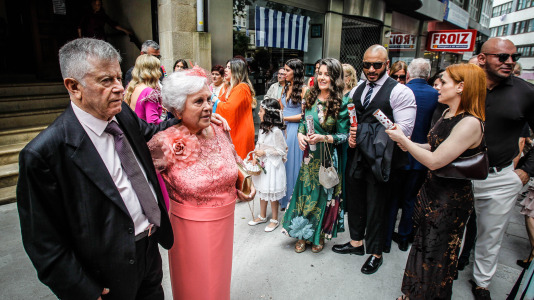 Los vecinos se vuelcan con la ceremonia de Javi y Lore