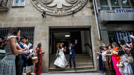 Los vecinos se vuelcan con la ceremonia de Javi y Lore