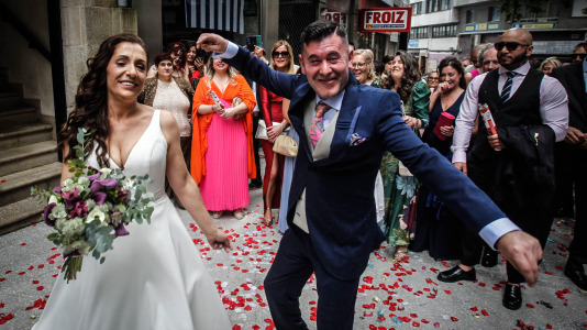 Los vecinos se vuelcan con la ceremonia de Javi y Lore