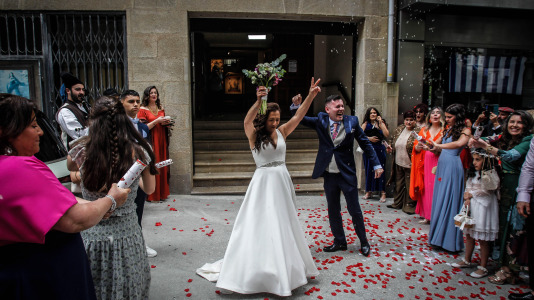 Los vecinos se vuelcan con la ceremonia de Javi y Lore