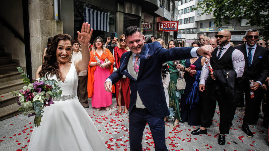 Los vecinos se vuelcan con la ceremonia de Javi y Lore