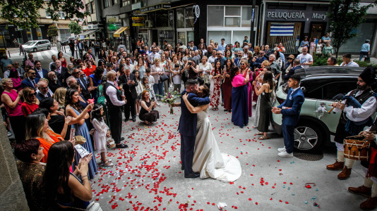 Los vecinos se vuelcan con la ceremonia de Javi y Lore