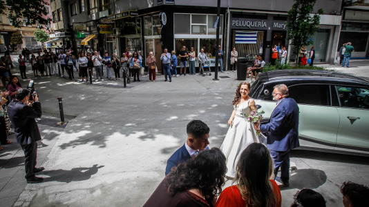 Los vecinos se vuelcan con la ceremonia de Javi y Lore