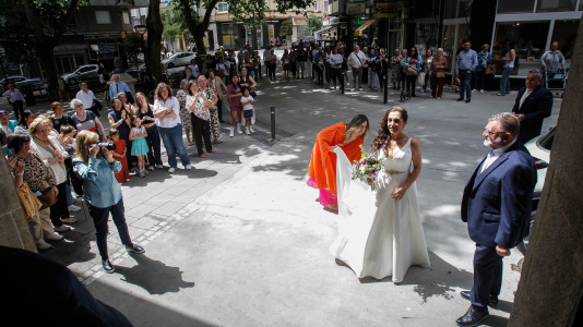 Los vecinos se vuelcan con la ceremonia de Javi y Lore
