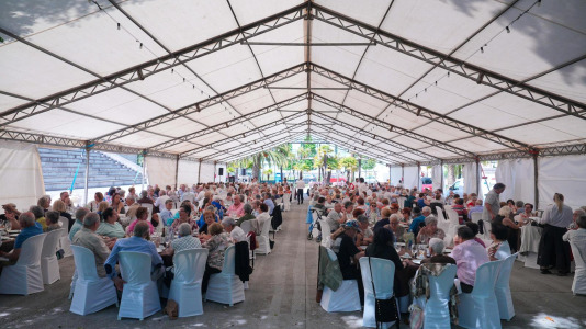 Más de 350 personas asistieron este domingo a a la celebración del Encuentro de Mayores, en una carpa instalada en la explanada de El Pasatiempo