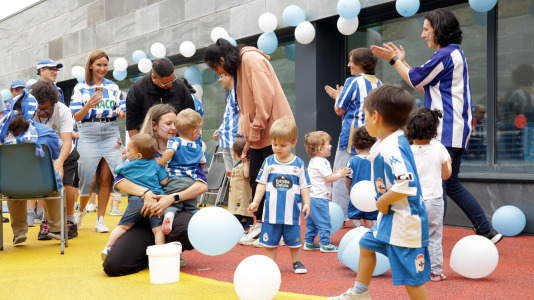 Roi da Costa y Jesús Suárez compartieron con los más pequeños la celebración por el ascenso del Dépor
