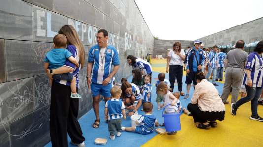 Roi da Costa y Jesús Suárez compartieron con los más pequeños la celebración por el ascenso del Dépor