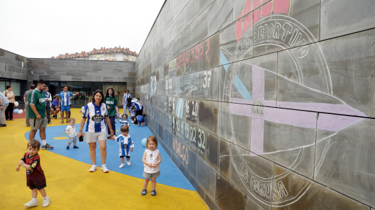 Roi da Costa y Jesús Suárez compartieron con los más pequeños la celebración por el ascenso del Dépor