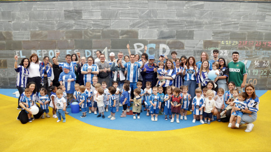 Roi da Costa y Jesús Suárez compartieron con los más pequeños la celebración por el ascenso del Dépor