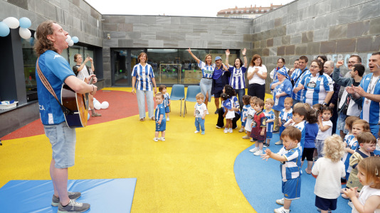 Roi da Costa y Jesús Suárez compartieron con los más pequeños la celebración por el ascenso del Dépor