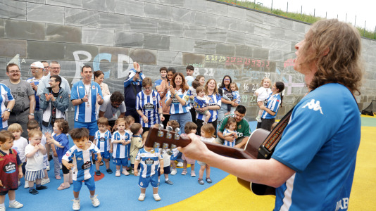 Roi da Costa y Jesús Suárez compartieron con los más pequeños la celebración por el ascenso del Dépor