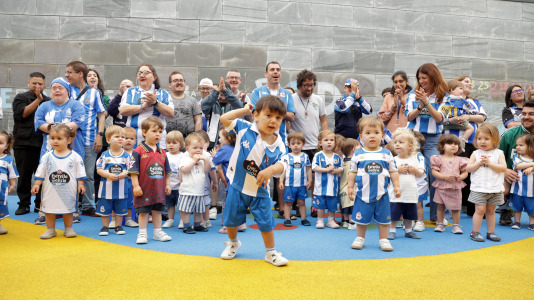 Roi da Costa y Jesús Suárez compartieron con los más pequeños la celebración por el ascenso del Dépor
