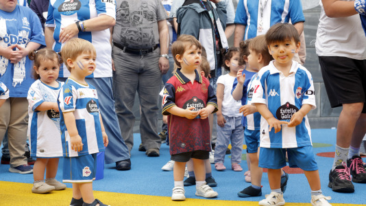 Roi da Costa y Jesús Suárez compartieron con los más pequeños la celebración por el ascenso del Dépor