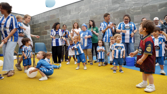 Roi da Costa y Jesús Suárez compartieron con los más pequeños la celebración por el ascenso del Dépor
