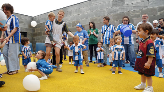 Roi da Costa y Jesús Suárez compartieron con los más pequeños la celebración por el ascenso del Dépor
