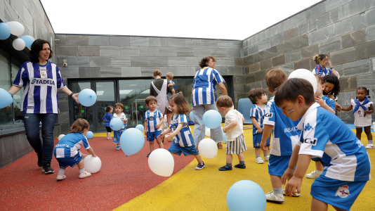 Roi da Costa y Jesús Suárez compartieron con los más pequeños la celebración por el ascenso del Dépor