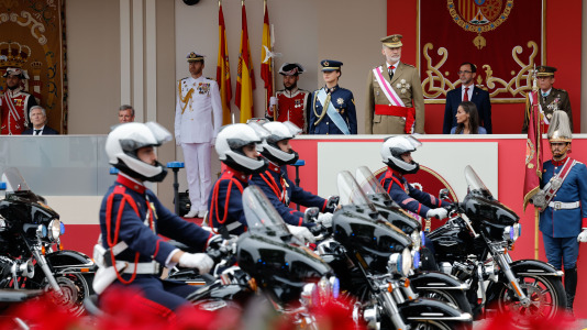 Los reyes Felipe y Letizia y la princesa Leonor presidieron el desfile en Vigo